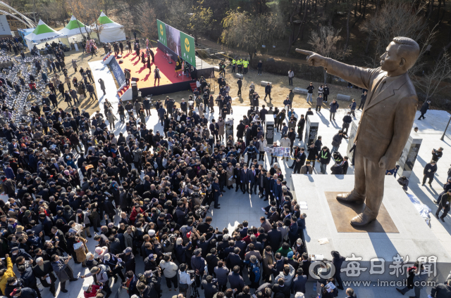 5일 경북도청 앞 천년숲에서 열린 박정희 대통령 동상 제막식에서 참석자들이 박정희 대통령 동상을 배경으로 기념촬영을 하고 있다. 이날 행사를 지켜보기 위해 박정희대통령동상건립추진위원회 회원들과 시민 등 6천여 명이 이곳을 찾았다. 안성완 기자 asw0727@imaeil.com