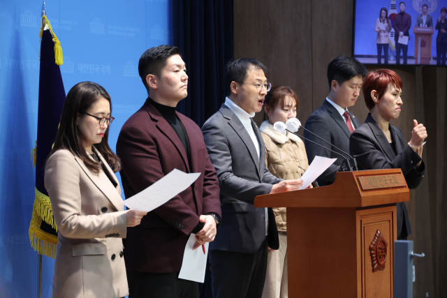 국민의힘 소장파 의원들이 5일 오후 국회 소통관에서 대통령 임기단축 개헌등을 제안하는 기자회견을 하고 있다. 연합뉴스