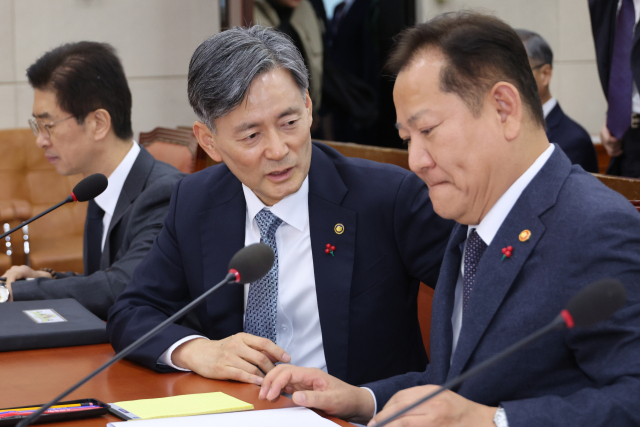 이상민 행정안전부 장관과 조지호 경찰청장이 5일 오후 비상계엄 선포와 대응과 관련한 긴급 현안질의가 진행되는 국회 행정안전위원회 전체회의에 출석해 대화하고 있다. 연합뉴스