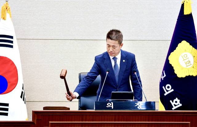 도희재 성주군의회 의장이 내년도 성주군 예산안 원안 가결을 선포하고 있다. 성주군의회 제공