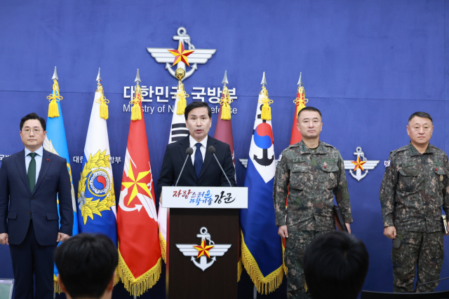 김선호 국방부 장관 직무대리가 6일 서울 용산 국방부에서 비상계엄 사태와 관련해 긴급 브리핑을 하고 있다. 연합뉴스