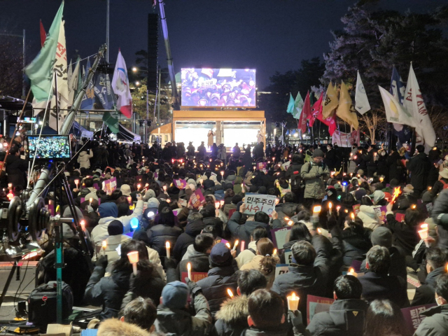 6일 오후 서울 영등포구 국회의사당역 5번 출구 앞에서 시민들이 모여 구호를 외치고 있다. 김하나 기자 uno@imaeil.com