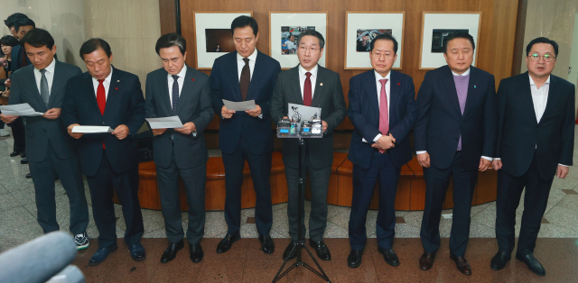 국민의힘 시·도지사협의회 소속 광역단체장들이 6일 오후 서울 중구 프레스센터에서 긴급 회의를 마치고 입장을 발표하고 있다. 연합뉴스