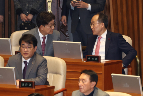 [속보] 국민의힘, '尹 탄핵안' 표결 않기로…퇴장 중