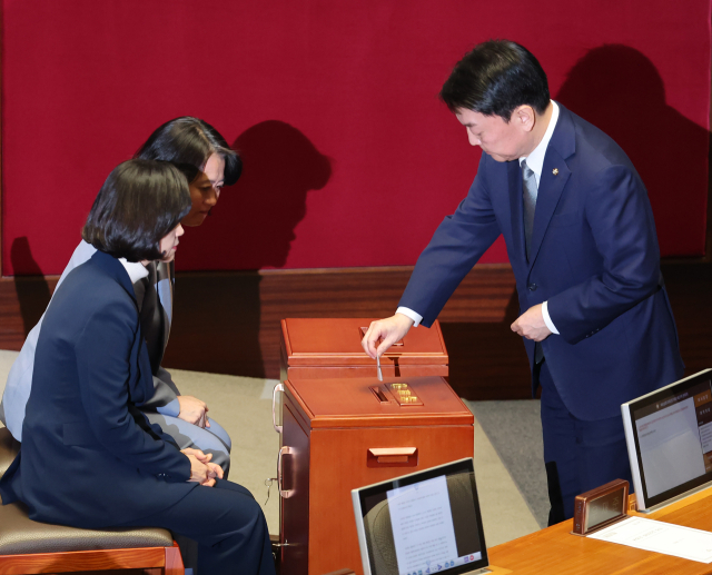 7일 오후 국회에서 열린 윤석열 대통령의 탄핵소추안 표결에 참여한 국민의힘 안철수 의원이 투표를 마친 뒤 투표지를 투표함에 넣고 있다. 연합뉴스