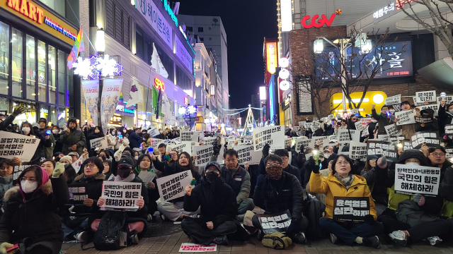 대구경북YMCA는 12일 대구YMCA 청소년회관에서 시국기도회를 개최하고 시국선언문을 낭독했다. 사진은 7일 오후 대구 중구 CGV 대구한일 앞에서 열린 