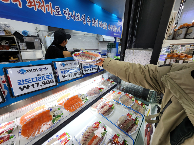 8일 대구 달성군 한 마트에서 고객들이 최대 40%까지 대폭 할인한 제품을 고르고 있다. 이통원 기자 tong@imaeil.com