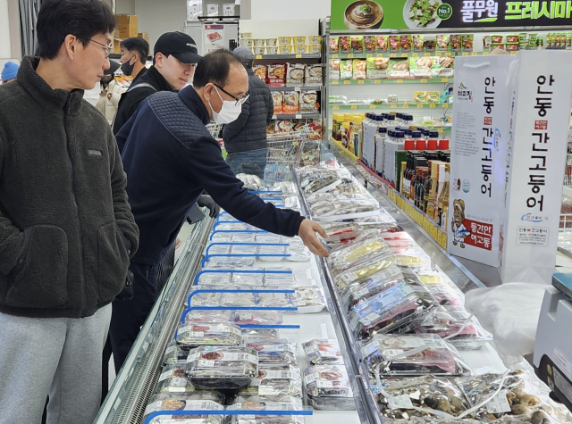 8일 대구 달성군 한 마트에서 고객들이 최대 40%까지 대폭 할인한 제품을 고르고 있다. 이통원 기자 tong@imaeil.com