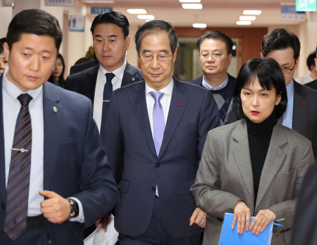 한덕수 국무총리가 8일 서울 종로구 정부서울청사에서 열린 국무위원간담회에 입장하고 있다. 연합뉴스