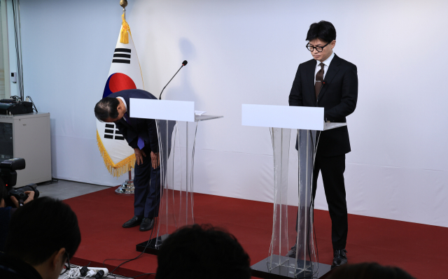 한덕수 국무총리와 국민의힘 한동훈 대표가 8일 오전 서울 여의도 국민의힘 당사에서 국정 수습 방안을 담은 공동 담화문을 발표하는 가운데 한 총리가 고개 숙여 사과 인사하고 있다. 연합뉴스