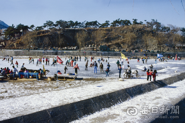 1985년 12월 28일 대구 상동 신천 콘크리트 수중보 위 수성구 안전 스케이트장. 강 건너 야산 자리에는 현재 신천대로와 아파트가 들어섰다. 사진=매일아카이빙센터