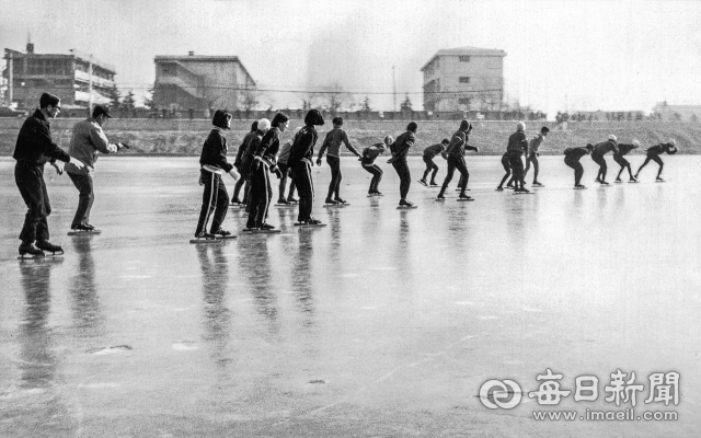 1970년 12월 30일 대구 남산여고 앞 신천에 첫 개장한 안전 스케이트장 에서 선수들이 시범경기를 보이고 있다. 이 안전 스케이트장은 매일신문사와 대구시가 공동으로 조성했다. 사진=매일아카이빙센터