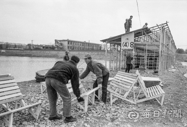 1972년 2월 17일 신천 남산여고 앞 안전 스케이트장에서 관계자들이 이상난동으로 겨울 내내 개장도 못한 시설물을 철거하고 있다. 사진=매일아카이빙센터