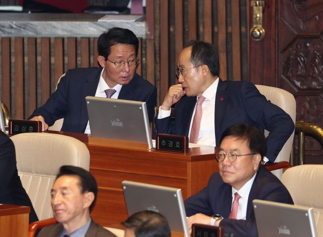 국민의힘 추경호 원내대표가 2일 오후 국회에서 열린 본회의에서 김상훈 정책위의장과 대화를 하고 있다. 연합뉴스