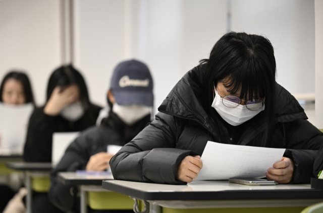 지난달 6일 오전 대구 수성구 대구여자고등학교에서 수험생들이 배부 받은 성적표를 확인하고 있다. 김영진 기자 kyjmaeil@imaeil.com