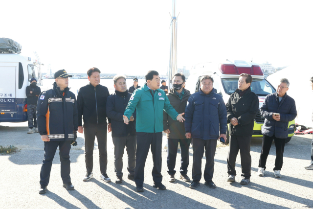 9일 새벽 발생한 경주 감포 앞바다에서 어선과 모래운반선의 충돌 사고와 관련해 주낙영 경주시장이 사고 현장 지휘소를 찾아 해양경찰과 소방당국의 구조 활동을 지원하고 있다. 경주시 제공