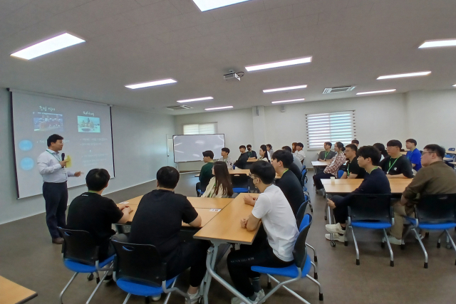 구미 자화전자 임직원들이 김성현 노사협력팀장으로부터 사내 교육을 받고 있다. 자화전자는 직원들이 전문학사 또는 학사 학위를 취득할 수 있도록 지역 대학과 협력하고 있다. 자화전자 제공