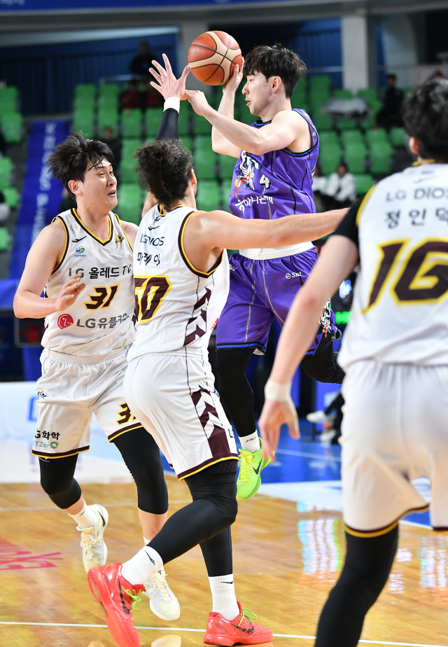 대구 한국가스공사 페가수스의 김낙현이 9일 대구체육관에서 열린 2024-2025 KBL 2라운드 창원 LG 세이커스와의 경기에 출전해 패스를 시도하고 있다. KBL 제공