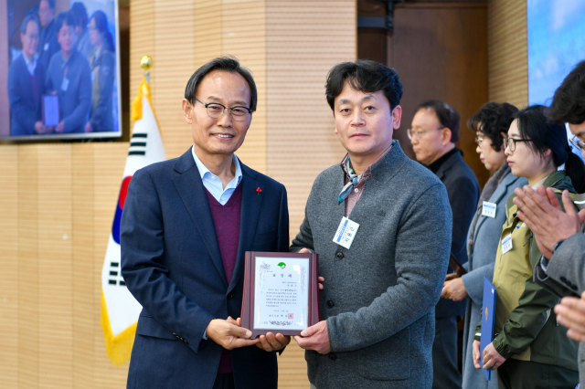 지용근 건축사무소가 건축분야 우수설계업체로 선정돼 표창장을 수여 받았다. 영주시 제공