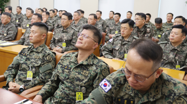 10일 오후 국회 국방위원회 전체회의에서 이상현 1공수여단장을 비롯한 군 장성들이 계엄 당시 군에 대한 질타가 이어지자 침통한 표정을 짓고 있다. 연합뉴스