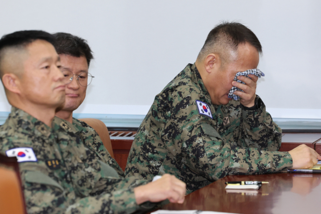 이상현 1공수여단장이 10일 서울 여의도 국회에서 열린 국방위원회 전체회의에서 계엄 당시 상황과 관련해 군에 대한 위원들의 질타가 이어지자 눈물을 흘리고 있다. 연합뉴스