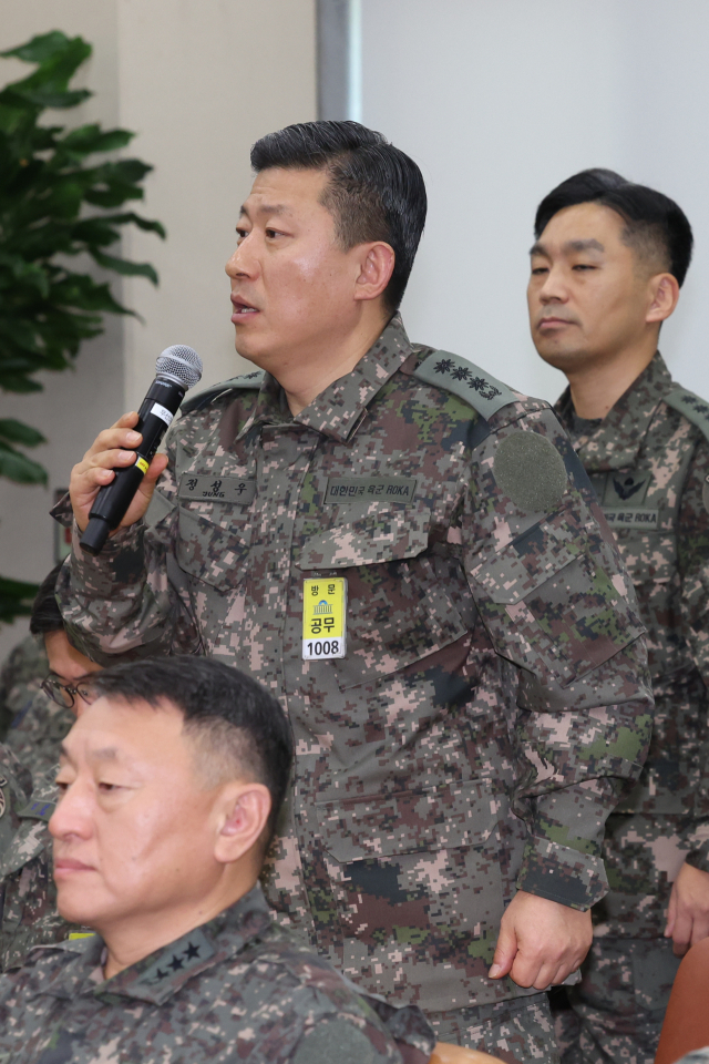 정성우 방첩사령부 1처장이 10일 국회 국방위원회 전체회의에서 계엄 대비 문건과 관련한 질의에 답하고 있다. 연합뉴스