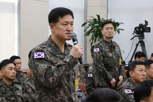 이경민 국군방첩사령부 참모장(사령관 직무대행)이 10일 오전 국회 국방위원회 전체회의에 출석해 계엄 당시 병력 투입 경위 등에 대한 질의에 답하고 있다. 오른쪽은 김대우 방첩사 수사단장. 연합뉴스