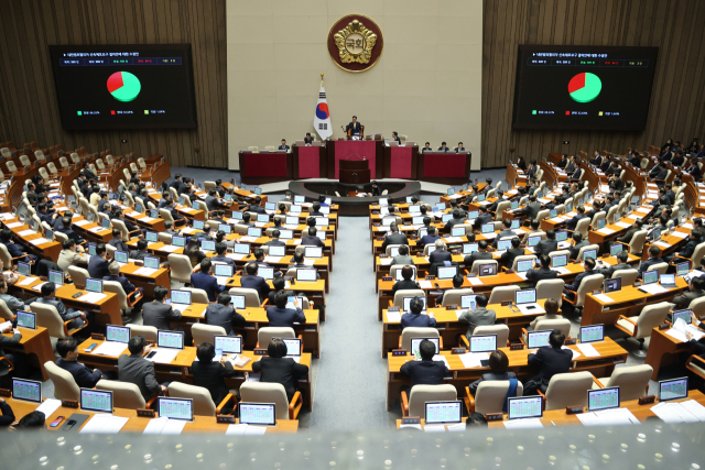 10일 오후 국회 본회의에서 내란범죄혐의자 신속체포요구 결의안이 통과되고 있다. 연합뉴스