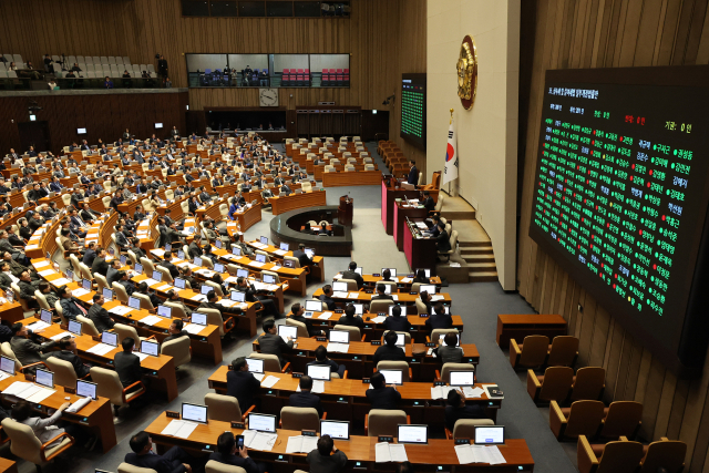 10일 오후 서울 여의도 국회에서 열린 본회의에서 의원들이 상속세 및 증여세법 일부개정법률안을 투표하고 있다. 연합뉴스