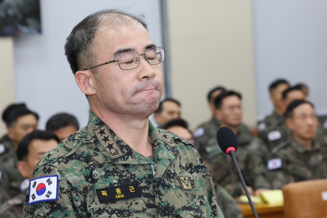 곽종근 육군 특수전사령관이 10일 오후 국회 국방위원회 전체회의에서 계엄 당시 윤석열 대통령과의 통화내용을 공개하며 굳은 표정을 짓고 있다. 연합뉴스