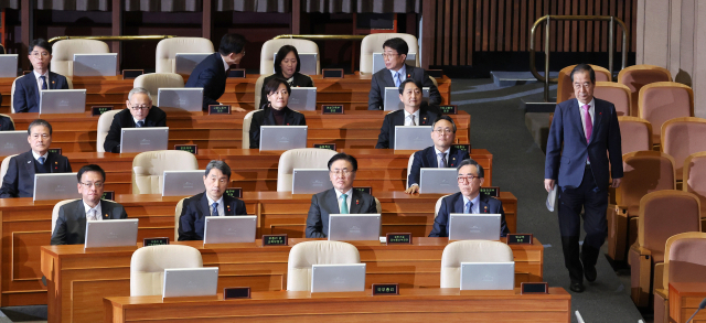 한덕수 국무총리가 10일 서울 여의도 국회에서 열린 2025년도 예산안을 표결하는 본회의에 참석하고 있다. 연합뉴스