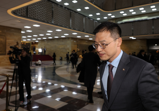 국민의힘 김상욱 의원이 10일 오후 국회에서 열린 본회의에 참석하고 있다. 연합뉴스