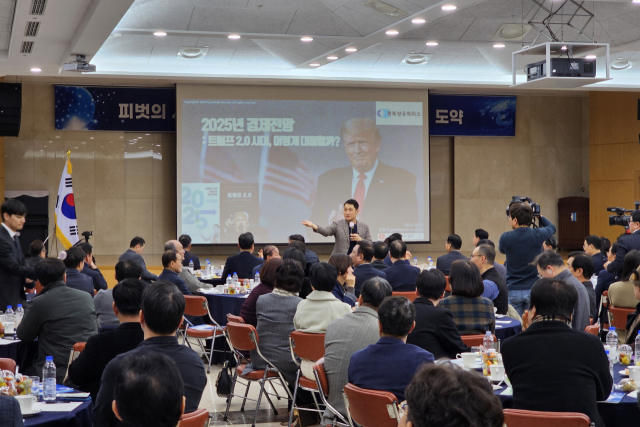 지난 10일 구미상의에서 열린 경북CEO포럼에서 김광석 한국경제산업연구원 경제연구실장이 강의를 하고 있다. 경북상의 제공