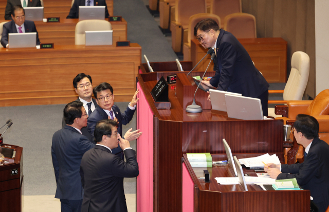 우원식 국회의장이 10일 오후 국회 본회의에서 지방교육재정교부금법 일부개정법률안(대안) 상정을 앞두고 국민의힘 김상훈 정책위의장, 배준영 원내수석부대표, 더불어민주당 박찬대 원내대표, 진성준 정책위의장을 불러 논의하고 있다. 연합뉴스