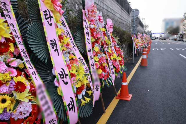 11일 서울 용산 대통령실 청사 입구 부근에 윤석열 대통령 지지자들이 가져다 놓은 