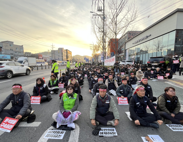 전국금속노동조합 대구지부가 11일 오후 대구 달성군에서 총파업 결의대회를 진행하고 있다. 정두나 기자