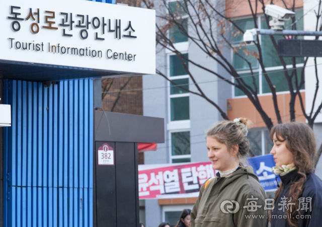 11일 대구 중구 동성로관광안내소 앞으로 외국인이 발걸음을 옮기고 있다. 동성로관광안내소 직원은 