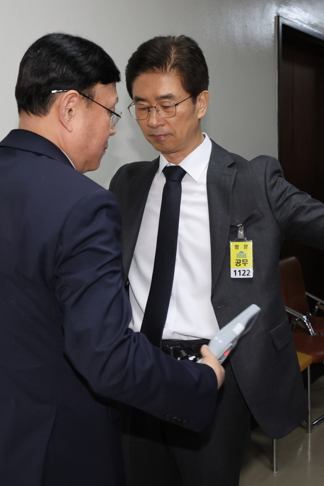 김봉식 서울경찰청장이 5일 오후 비상계엄 선포와 대응과 관련한 긴급 현안질의가 진행되는 국회 행정안전위원회 전체회의에 출석하기에 앞서 회의장 출입구에서 몸수색을 받고 있다. 연합뉴스