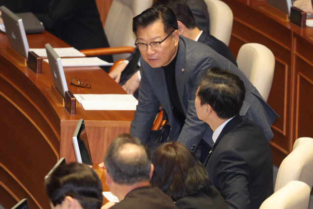 국민의힘 정국 안정화 태스크포스(TF) 위원장을 맡은 이양수 의원이 10일 오후 국회 본회의장에서 동료 의원들과 대화하고 있다. 연합뉴스