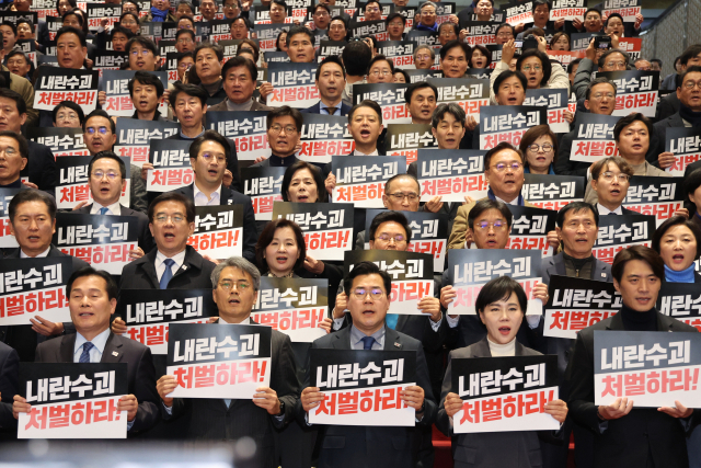 더불어민주당 의원들이 12일 오후 서울 여의도 국회 로텐더홀에서 윤석열 대통령에 대한 구속 수사를 촉구하는 결의문을 낭독하고 있다. 연합뉴스