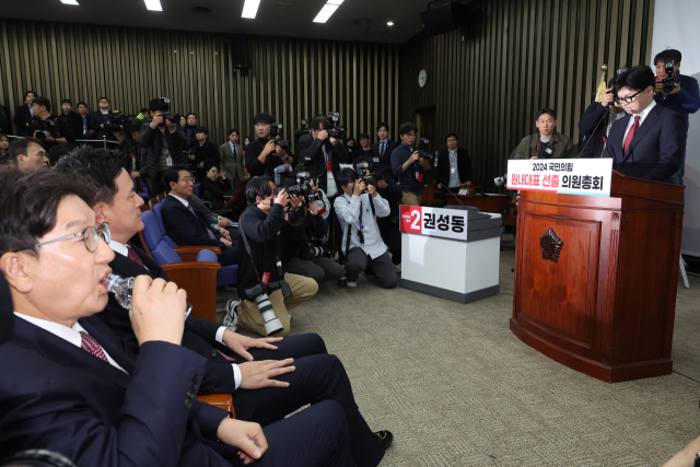 12일 오전 국회에서 열린 국민의힘 의원총회에 한동훈 대표가 참석해 발언대에 선 가운데 국민의힘 권성동 의원이 물을 마시고 있다. 연합뉴스