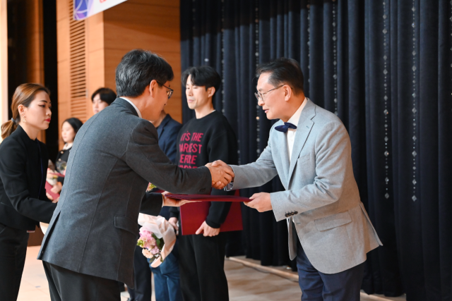 우상현 W병원장이 유공자 표창을 수상하고 있다. W병원 제공