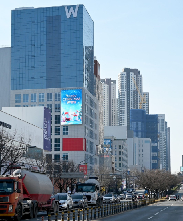 대구에서 처음으로 건물 외벽에 설치된 세로형 전광판. 송원빌딩 제공