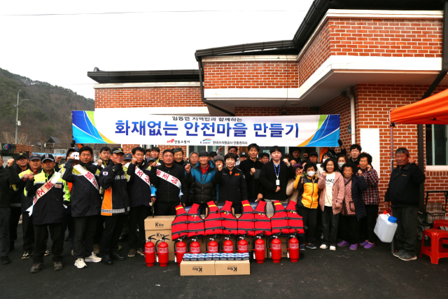 안동소방서는 지난 12일 한국수자원공사 안동권지사의 후원을 받아 올해 여름 집중호우로 피해를 입은 안동시 임동면 대곡2리 주민들을 위한 생활안전용품과 주택용 소방시설을 전달한 뒤 기념 촬영하고 있다. 안동소방서 제공