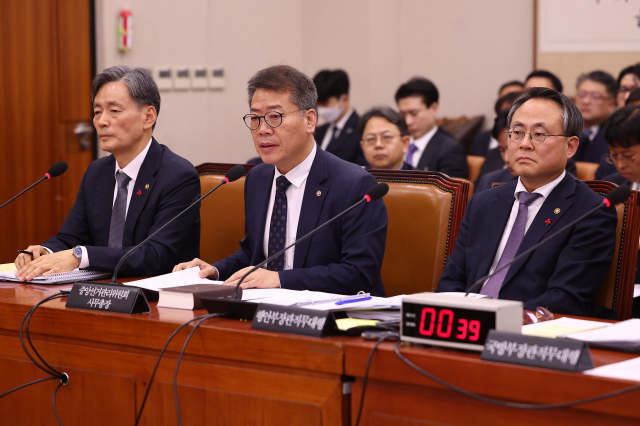 김용빈 중앙선거관리위원회 사무총장이 9일 서울 여의도 국회에서 열린 법제사법위원회 전체회의에서 발언하고 있다. 연합뉴스