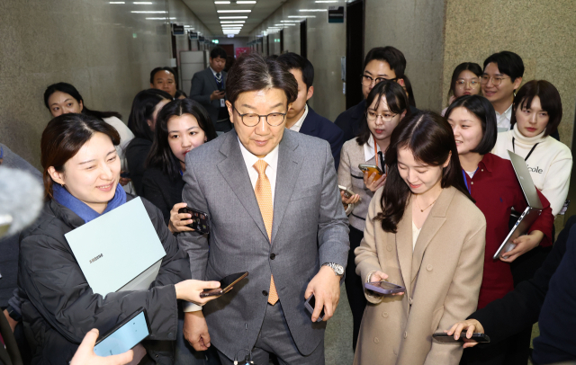 국민의힘 권성동 원내대표가 13일 국회에서 비공개 중진의원 회동에 참석하고 있다. 연합뉴스