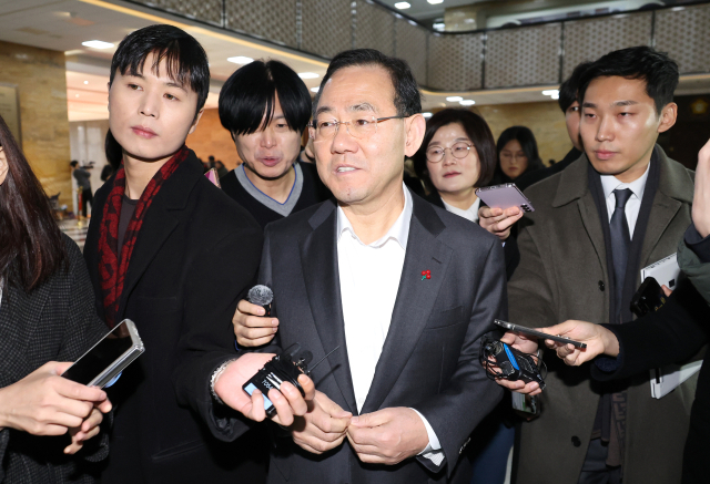 국민의힘 주호영 의원이 14일 오전 국회에서 열린 비상의원총회에 참석하고 있다. 연합뉴스