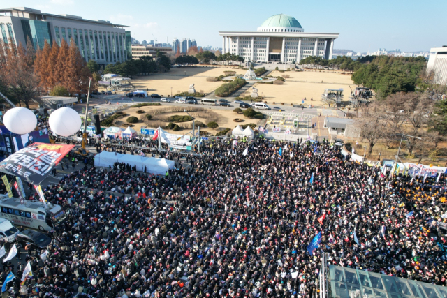 윤석열 대통령에 대한 두 번째 탄핵소추안 국회 표결일인 14일 서울 여의도 국회 앞에서 