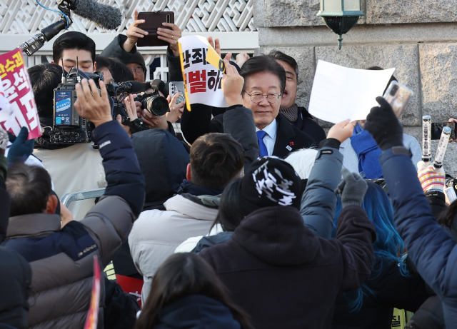 더불어민주당 이재명 대표가 14일 서울 여의도 국회 앞에서 