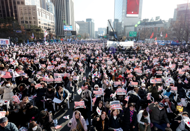 14일 오후 서울 종로구 동화면세점 앞에서 보수성향 단체인 대한민국바로세우기국민운동본부(대국본) 등이 